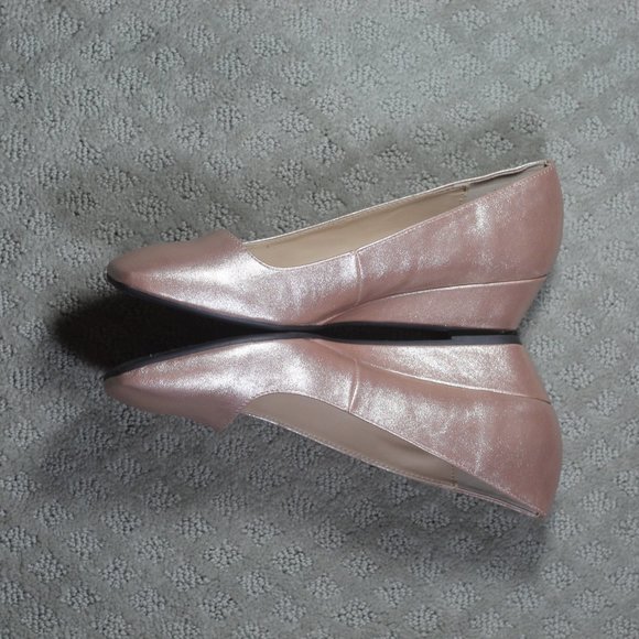 NWOT Adrienne Vittadini Size 7.5M Shimmering Pink 1.5" Wedge Heels - Picture 3 of 6